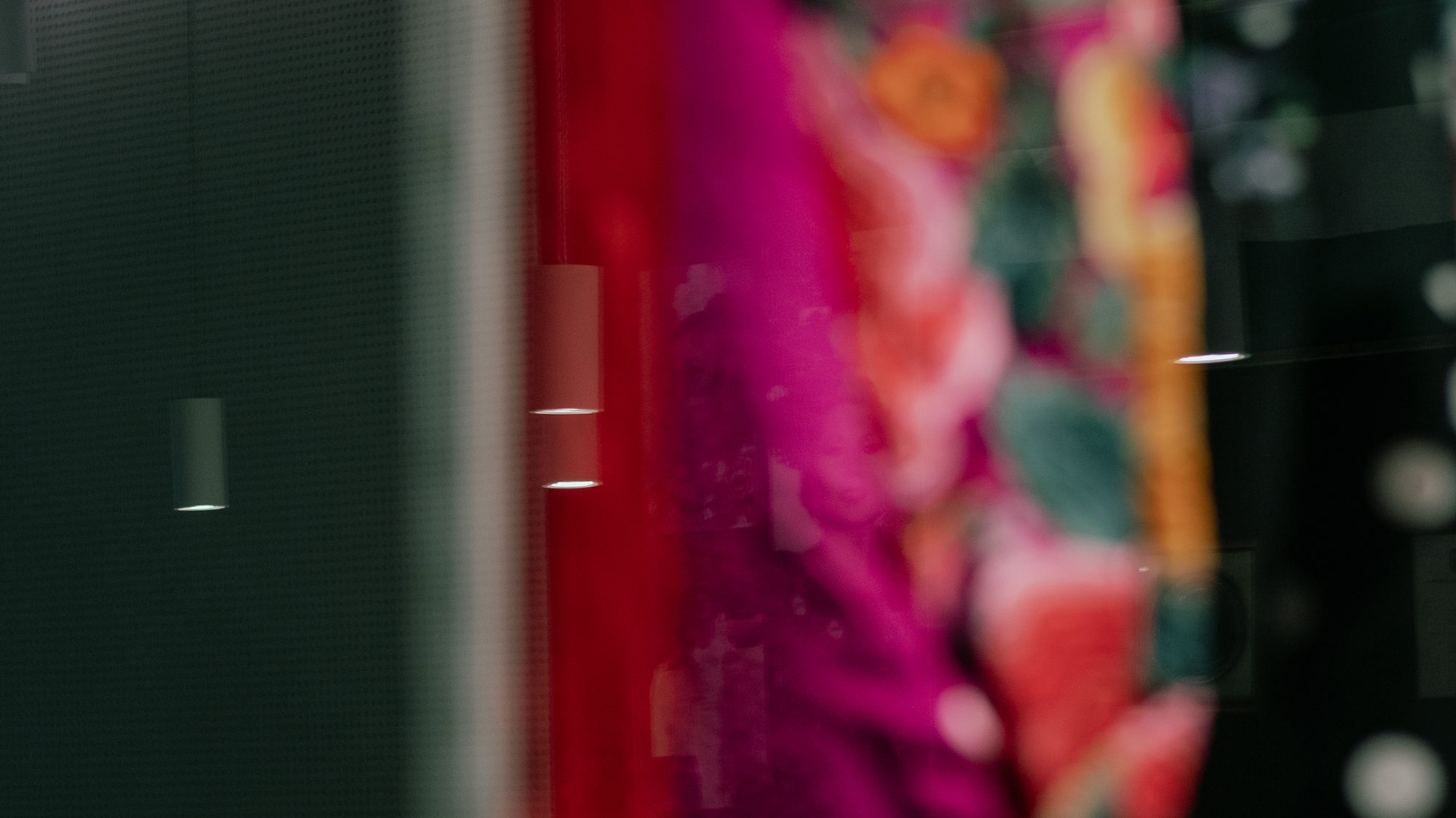 Reflections of Rocío Jurado's gowns in the exhibition display cases