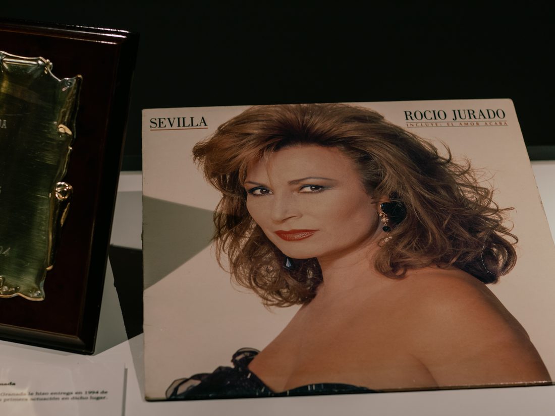 Cover of Rocío Jurado's album “Sevilla” next to a commemorative plaque