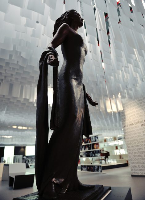Bronze sculpture of Rocío Jurado in the centre's auditorium
